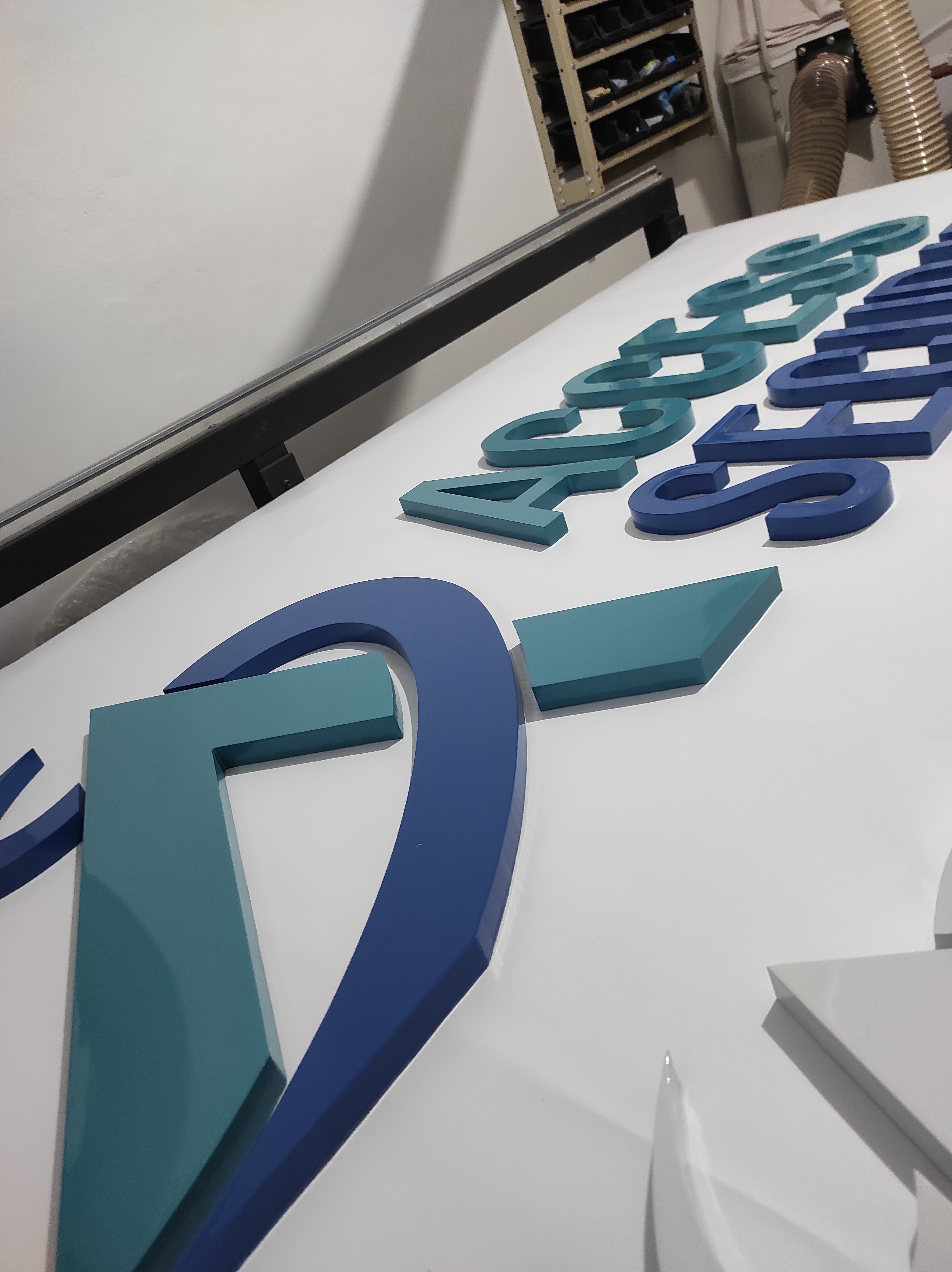 Logo Alto Relevo Pvc 20mm 200 Cm Para Fachada Logo Alto Relevo 20 Mm